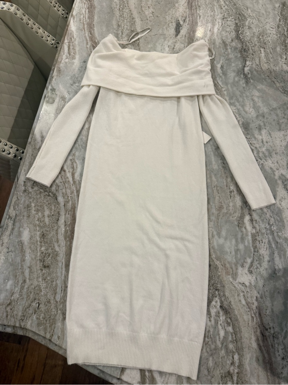 MAK Sweater NWT Off-Shoulder Cream Midi Knit Dress Size M - small thread pull